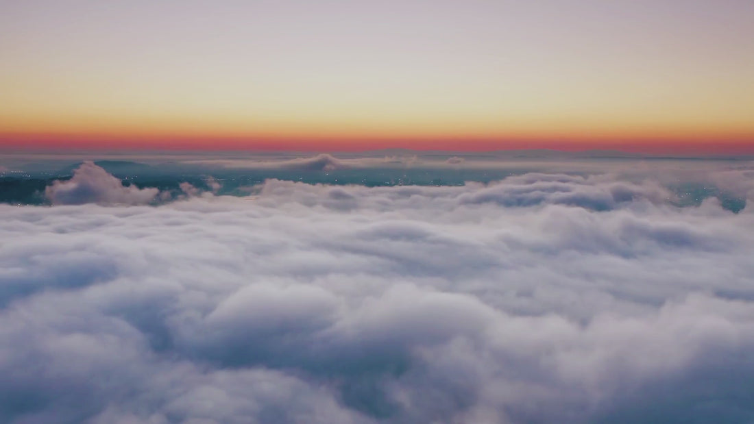 “Sensory Rise – video en bucle de un cielo suave con nubes y un amanecer calmado. Incluye el título ‘Choose to Understand’ y el eslogan ‘Help Us Build Awareness’. Representa una marca sensory-friendly enfocada en empatía, sensibilidad y conciencia.”